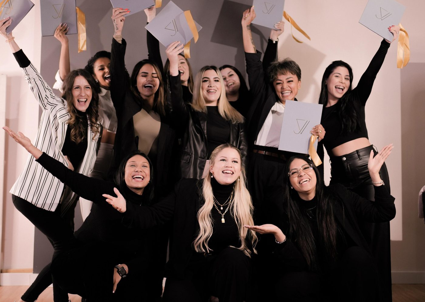 Turma de alunas com os certificados